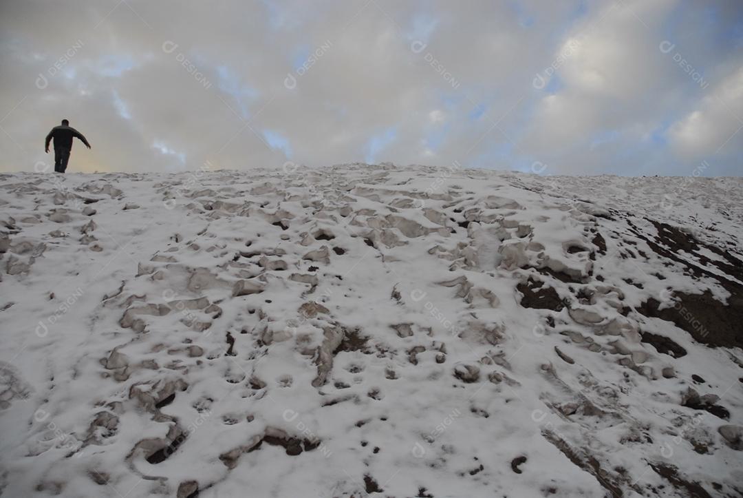 Paisagem montanhas penhasco neve