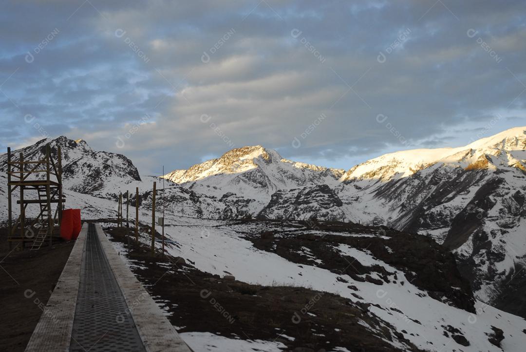 Paisagem montanhas penhasco neve