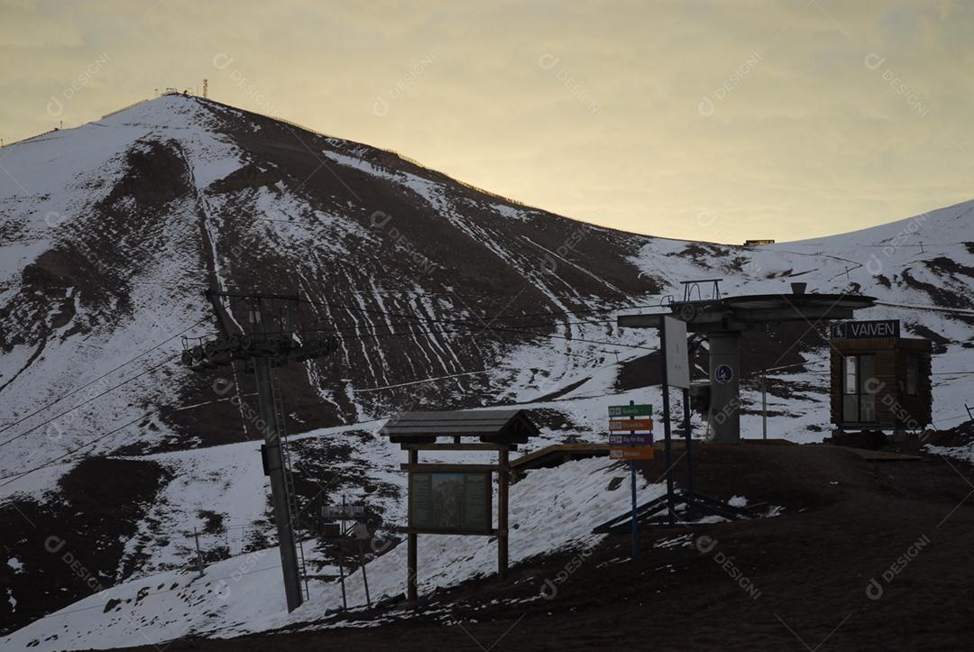 Paisagem montanhas penhasco neve