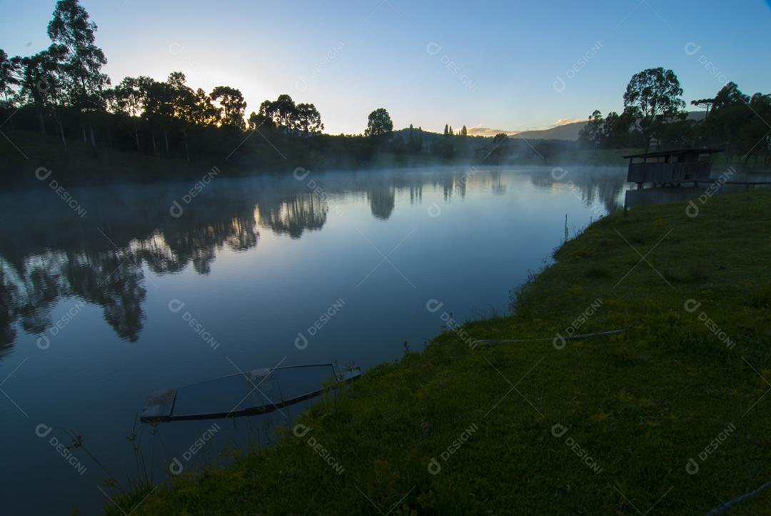 Paisagem sobre uma floresta lago neblina