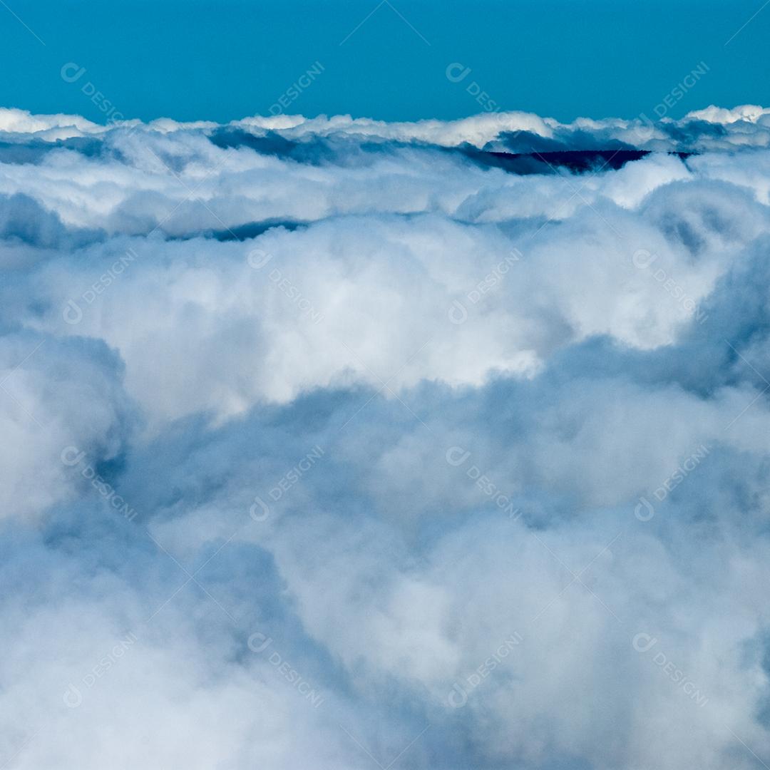 Paisagem nuvens brancas visao de uma janela de um avião