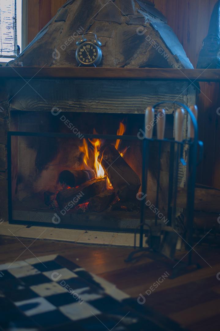 Laleira sobre casa aconchegante fogo lenha brasa