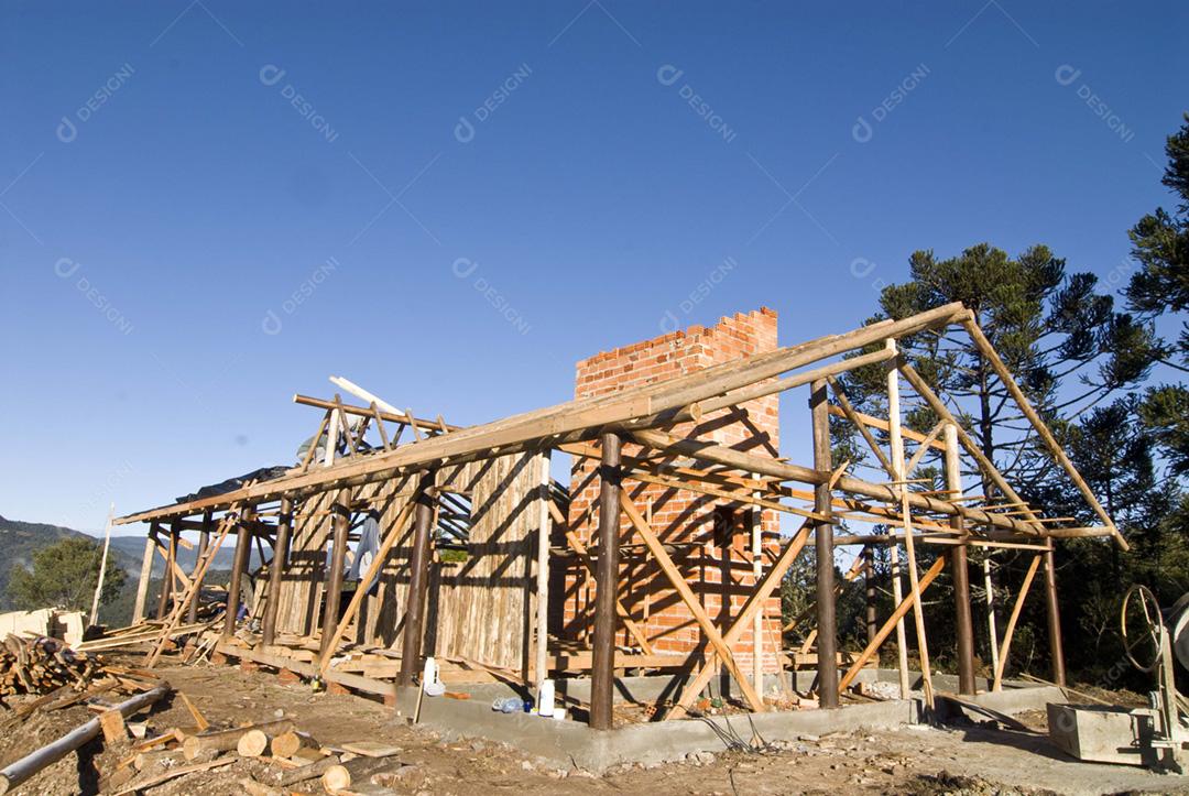Casa sendo costruida sobre floresta céu azul