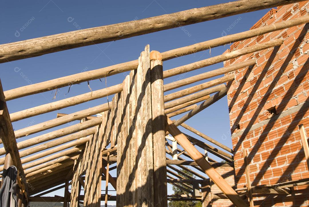 Casa sendo costruida sobre floresta céu azul