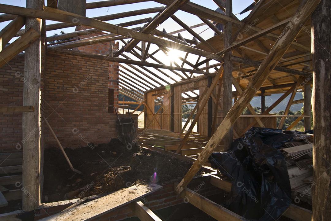 Casa sendo costruida sobre floresta céu azul