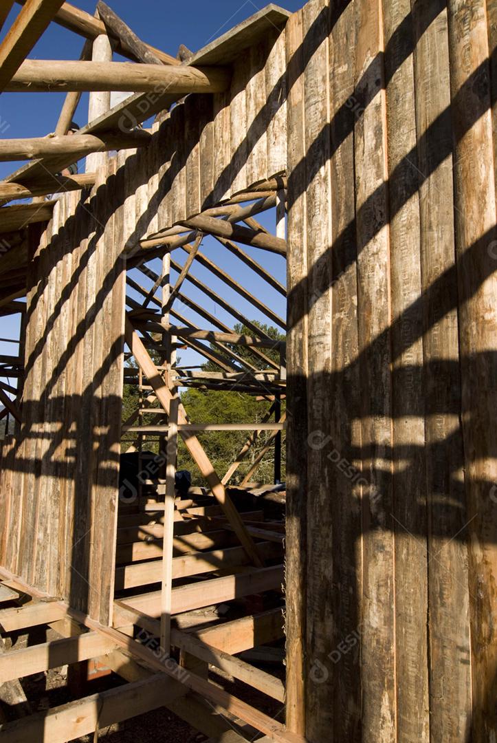 Casa sendo costruida sobre floresta céu azul