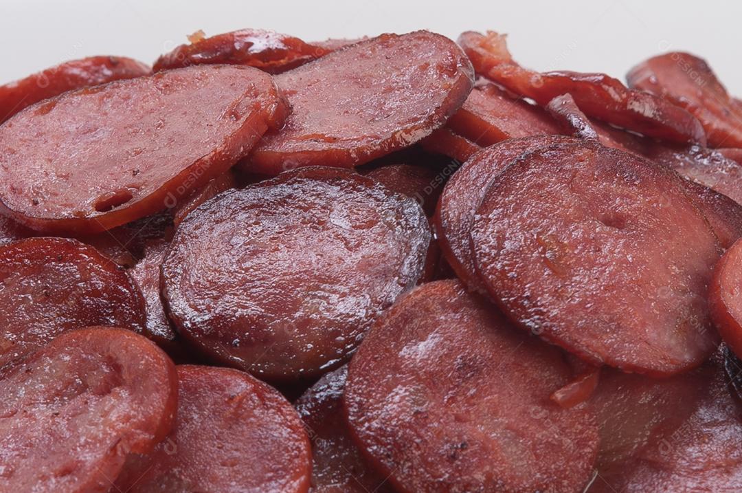 Comida calabresa linguiça frita sobre fundo branco