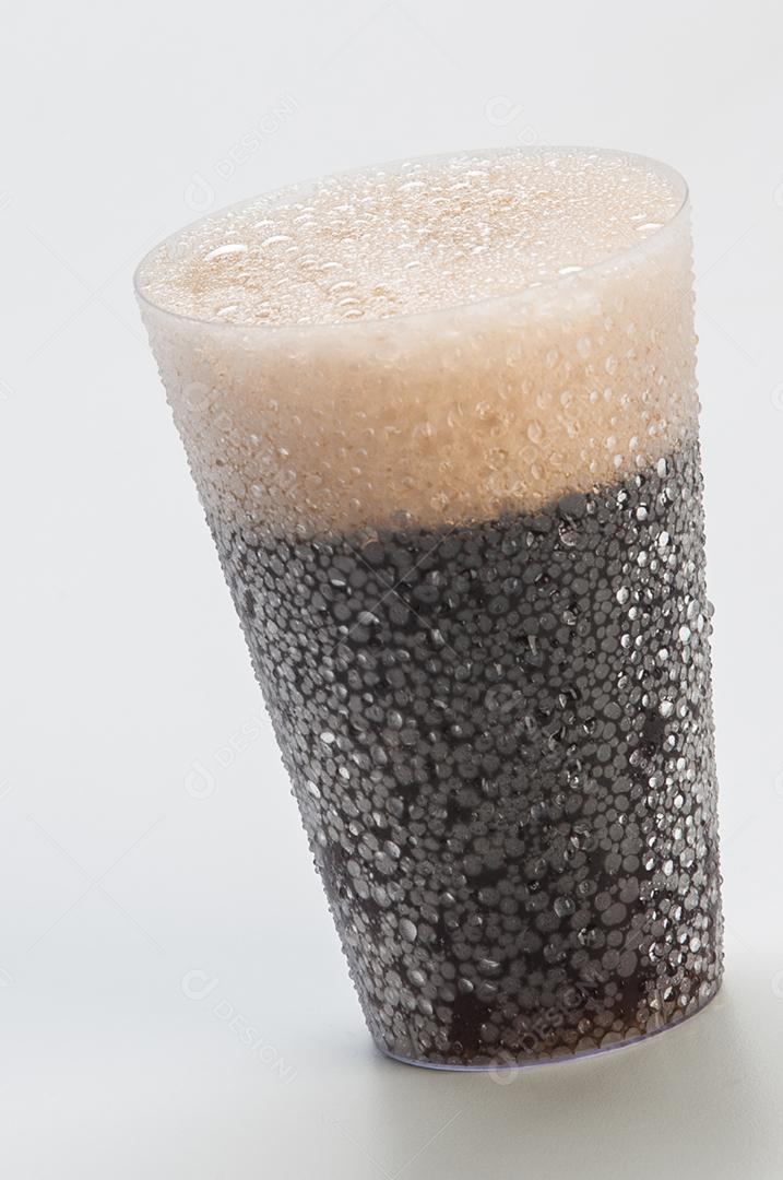 Copo de vidro bebida refrigerante sobre fundo branco