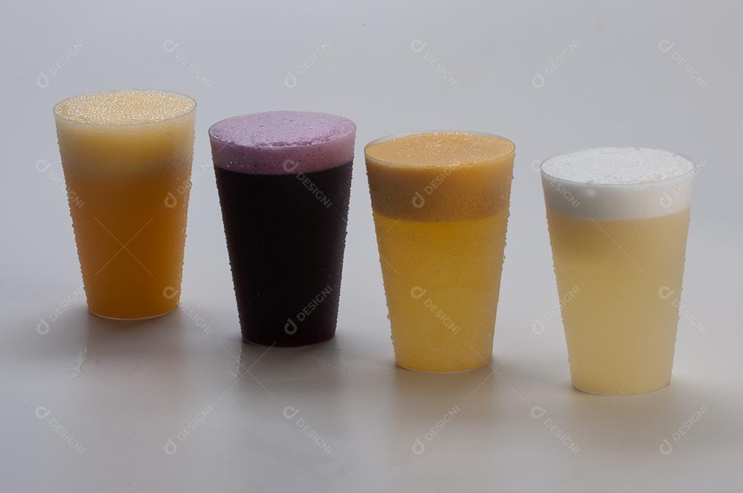 Copo de vidros com bebidas sucos refrigerantes sobre fundo branco