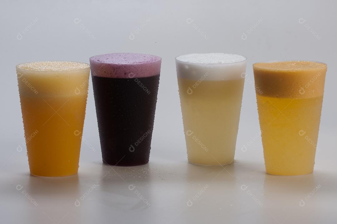 Copo de vidros com bebidas sucos refrigerantes sobre fundo branco