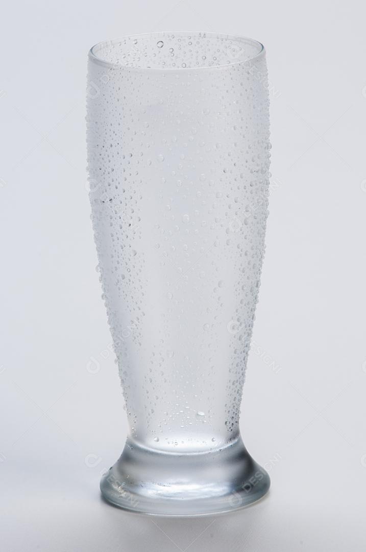 Copo de vidro taça com respingos de água sobre fundo branco