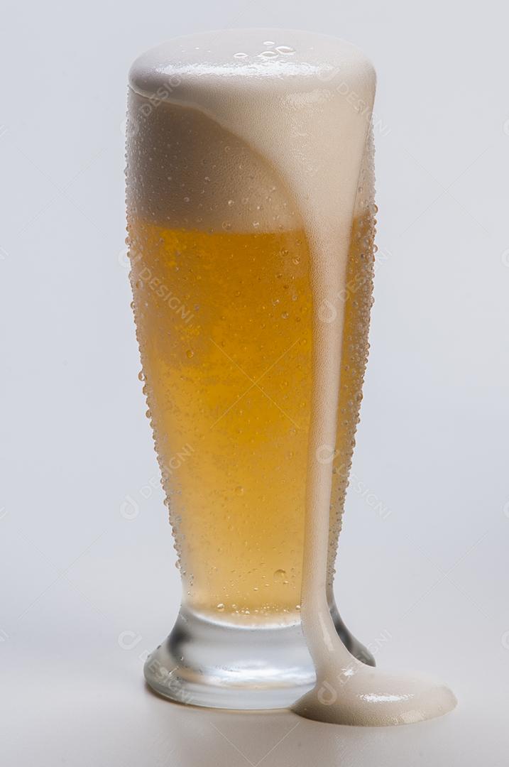 Copo de vidro respingado de água bebida cerveja espuma sobre fundo branco