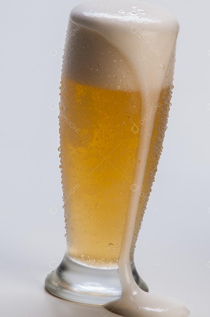 Copo de vidro respingado de água bebida cerveja espuma sobre fundo branco