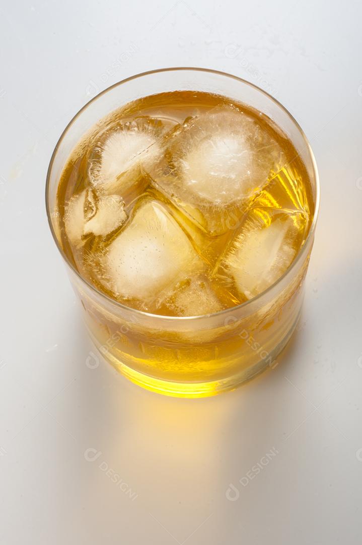 Copo de vidro bebida suco sobre fundo branco