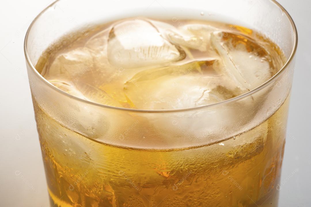 Copo de vidro bebida suco sobre fundo branco