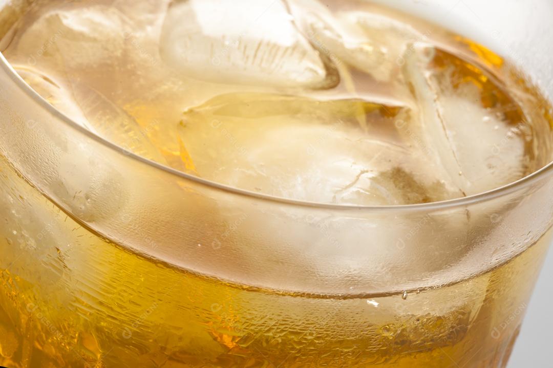 Copo de vidro bebida suco sobre fundo branco