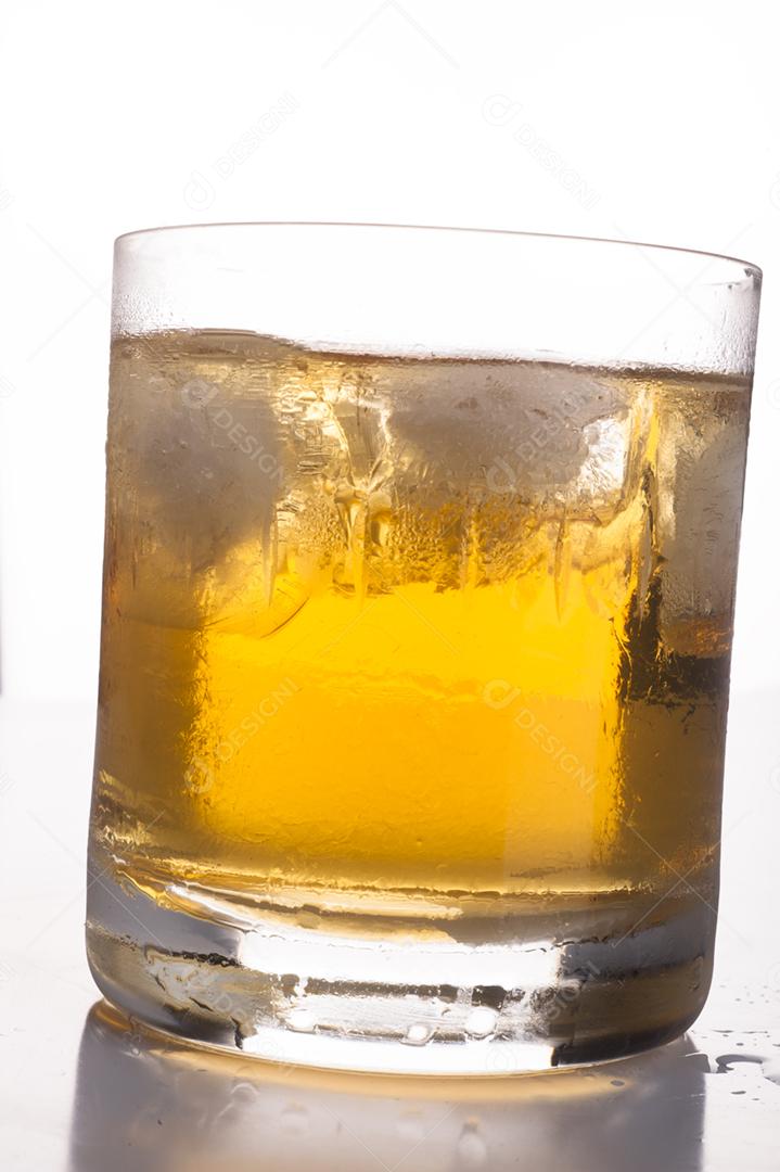 Copo de vidro bebida suco sobre fundo branco