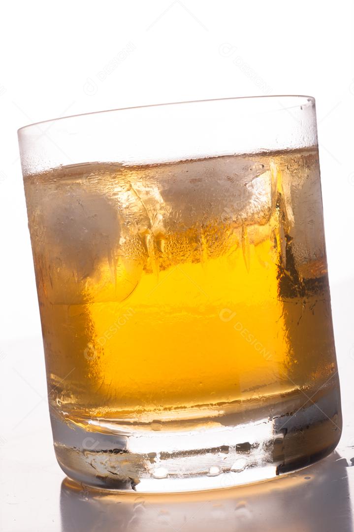 Copo de vidro bebida suco sobre fundo branco