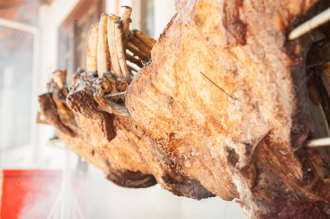 Carnes costelas sendo assado churrascarias churrasco