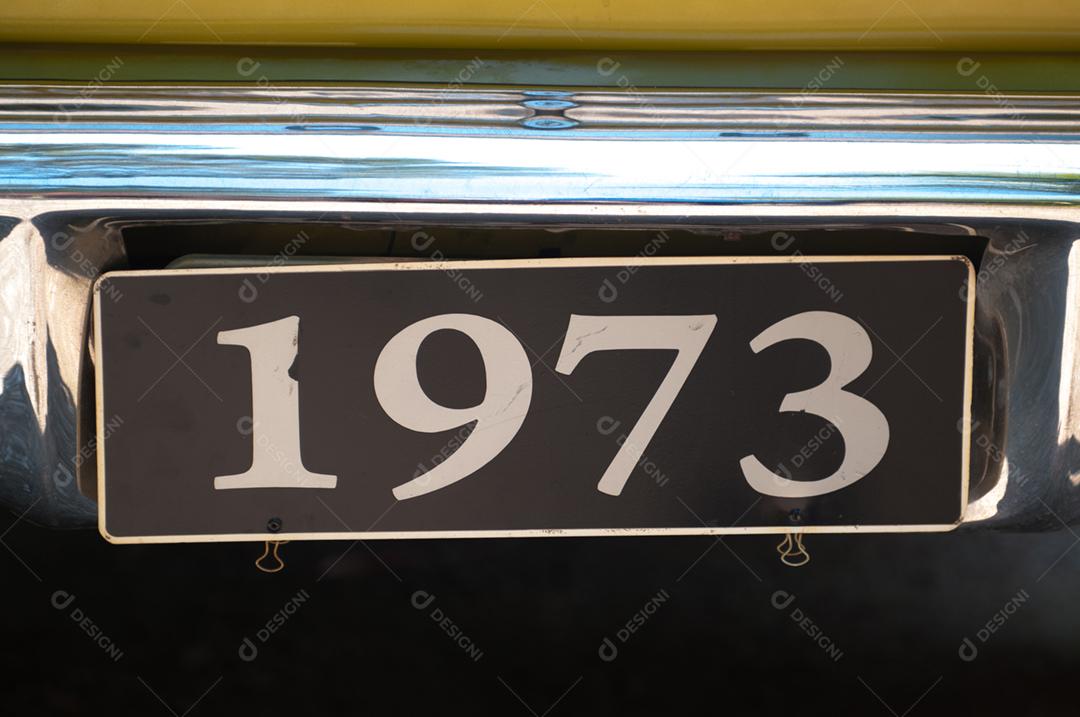 Car license plate written 1973 automovel
