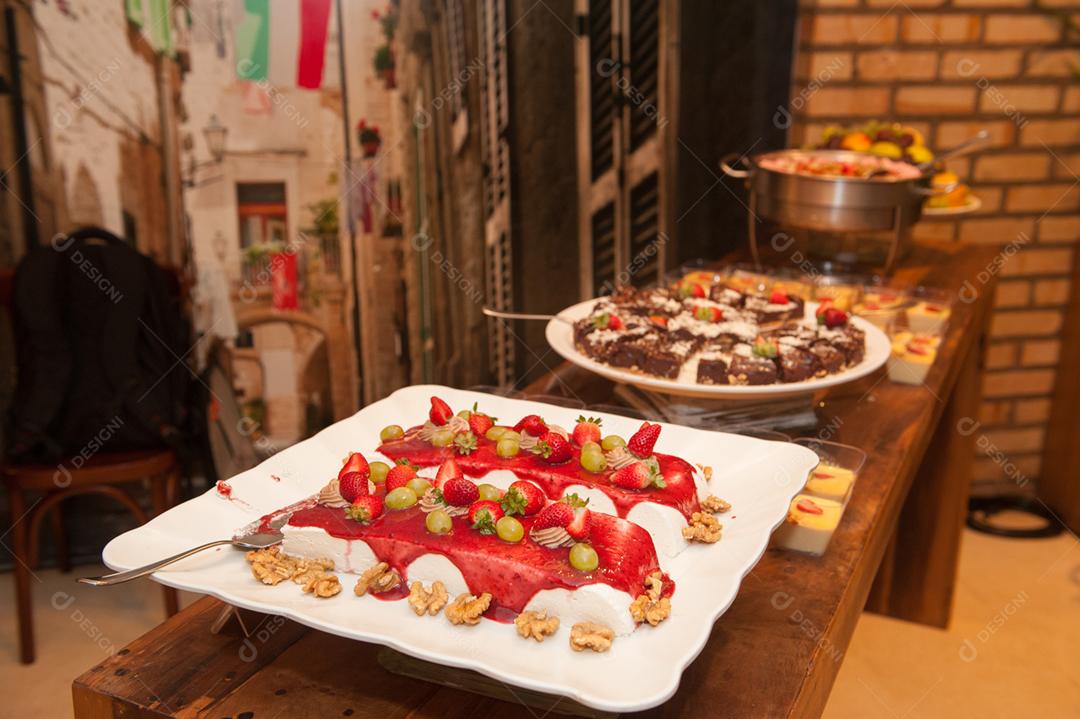 Comida bolo por cima fruta morango doces sobre prato branco