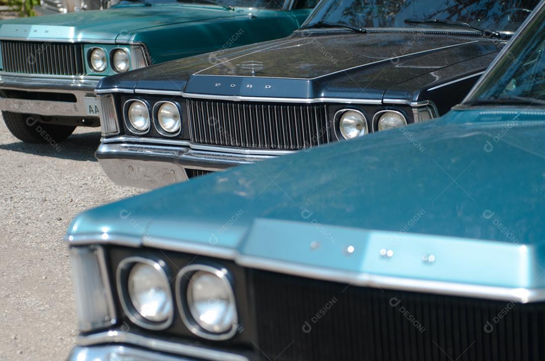 Carros no estacionamento ford galaxie