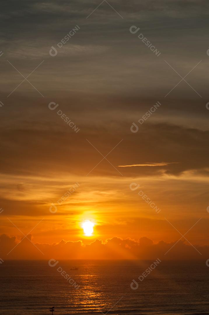 Paisagem floresta por do sol céu nublado