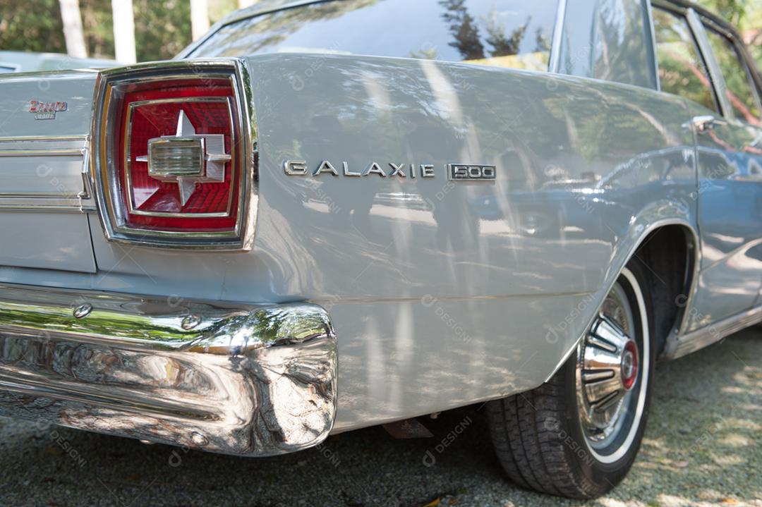 Carros no estacionamento ford galaxie