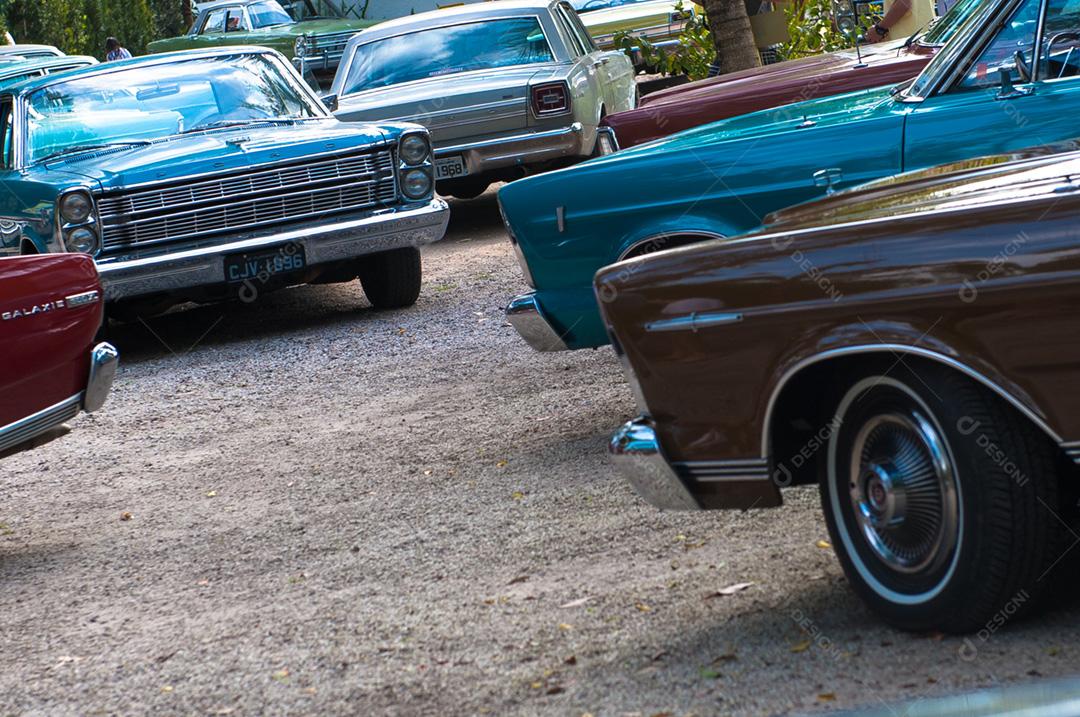 Carros no estacionamento ford galaxie