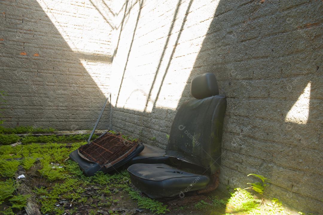 Bancos de carro velhos antigos e estragados