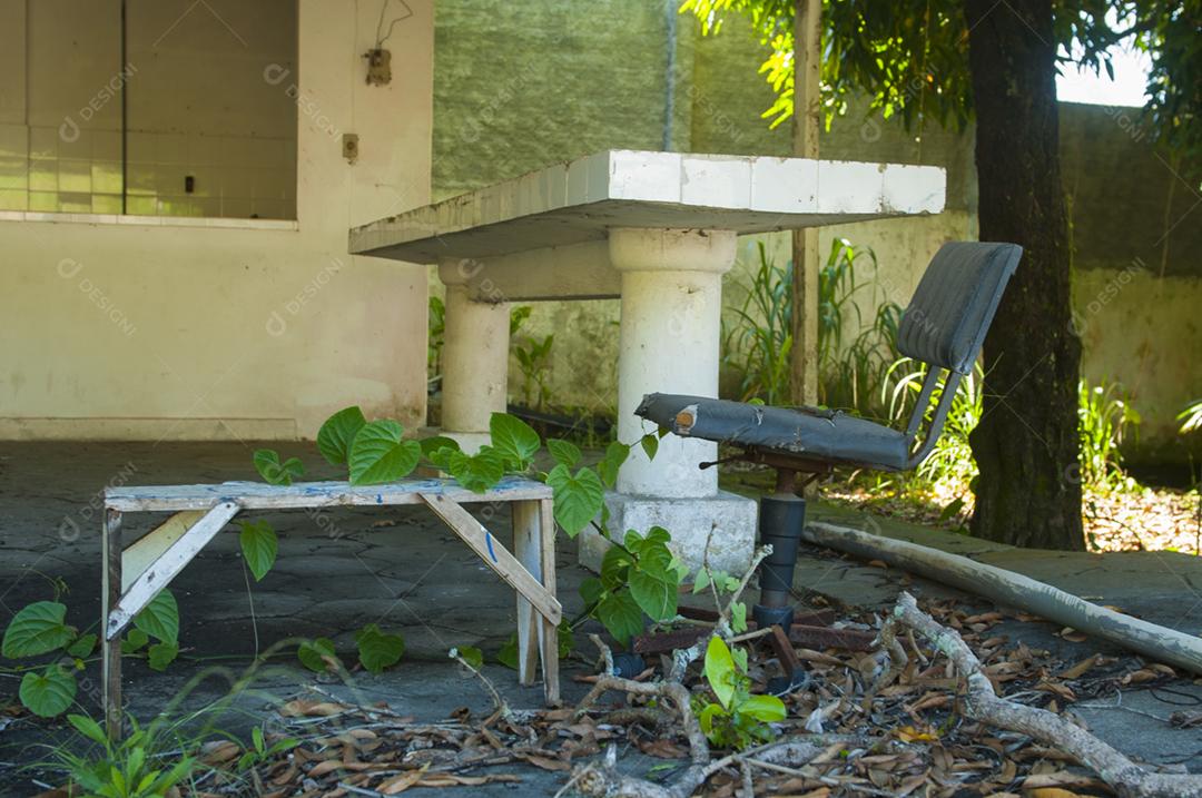 Casa abondonada banco cadeira velha e estragado sobre lugar abondonado