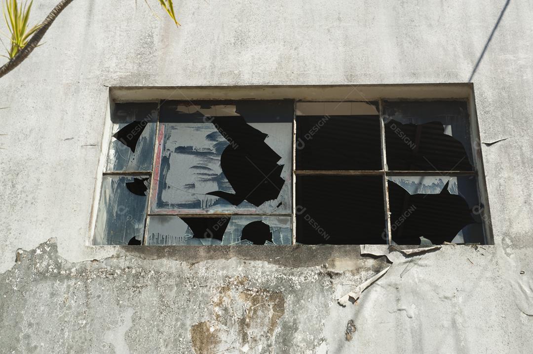 Casa abondonada janela de vidro quebrado