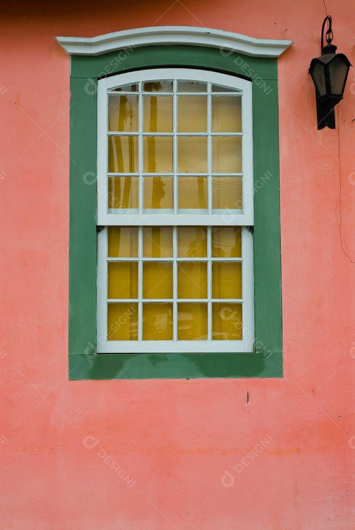 Janela de vidro de uma casa antiga iluminaria