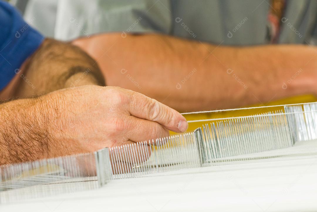 Homens fazendo costuras agulhas linhas sobre fundo desfocado