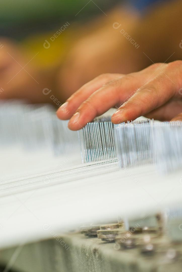 Homens fazendo costuras agulhas linhas sobre fundo desfocado
