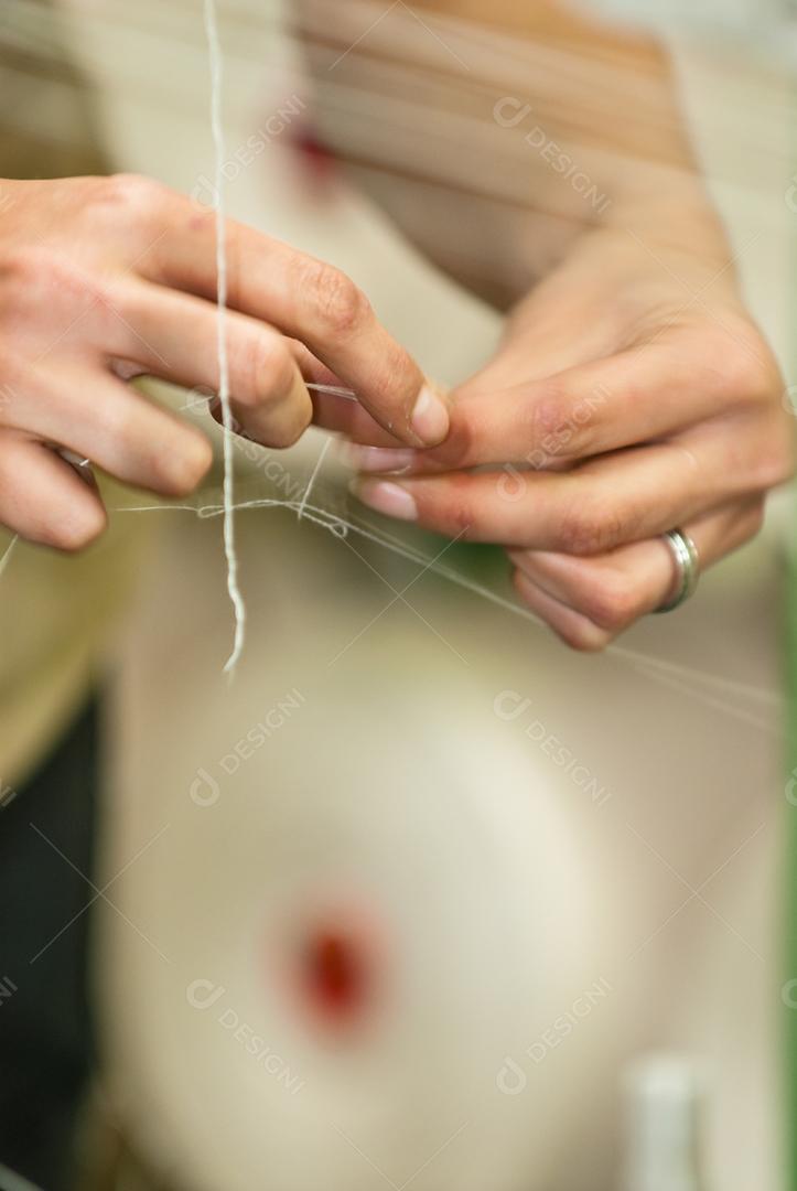 Homens fazendo costuras agulhas linhas sobre fundo desfocado