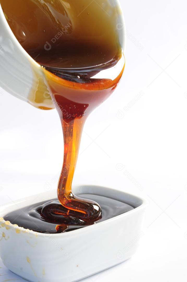 Melaço de cana sobre fundo branco