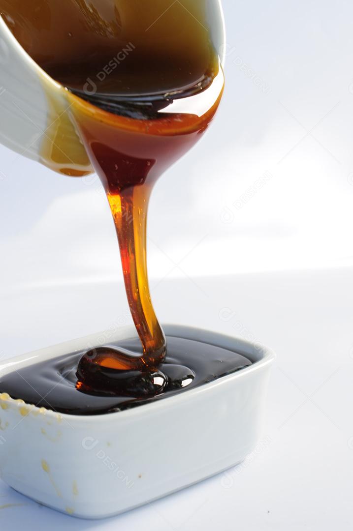 Melaço de cana sobre fundo branco