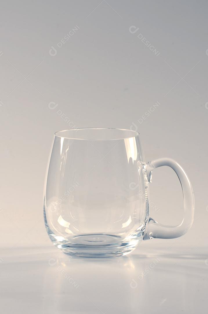 Copo xícara de vidro sobre fundo braco