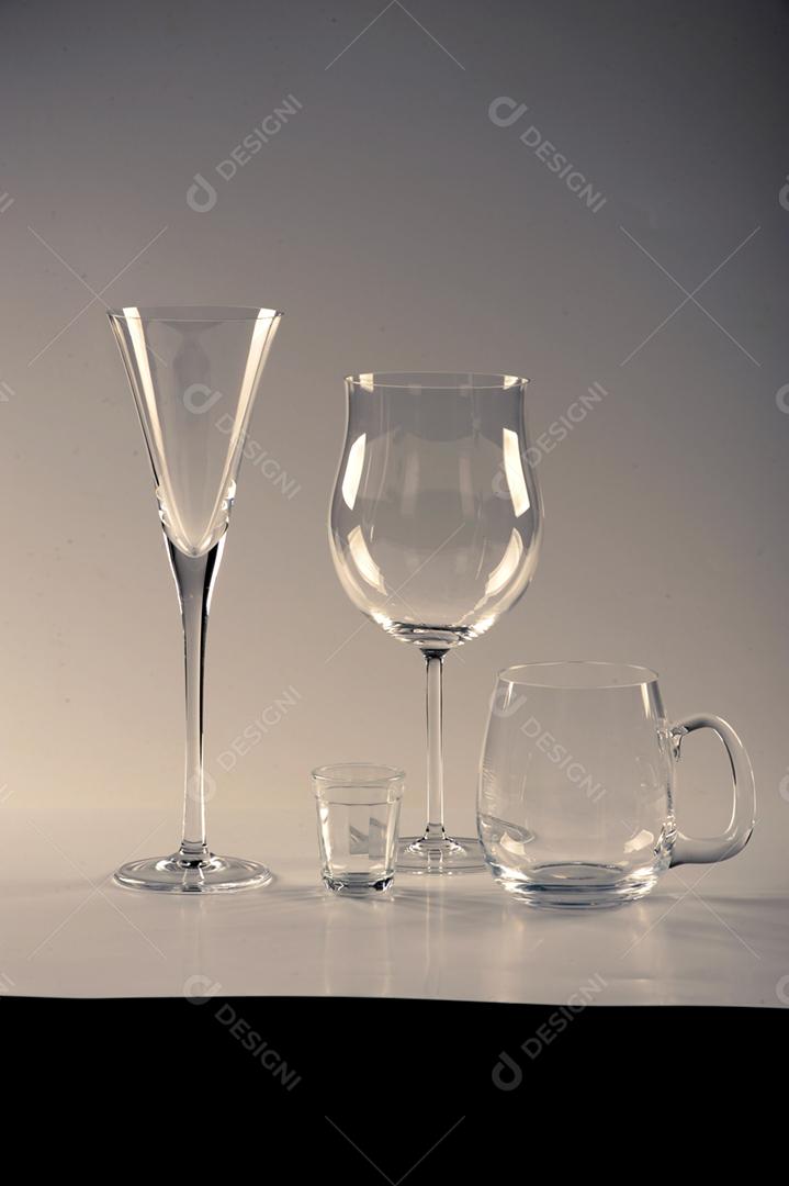 Copos xicaras taças de vidro sobre fundo branco