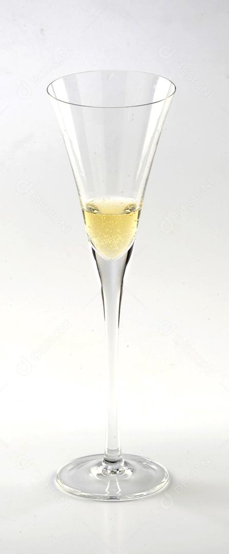 Taças de vidro bebida Champanhe sobre fundo branco isolado