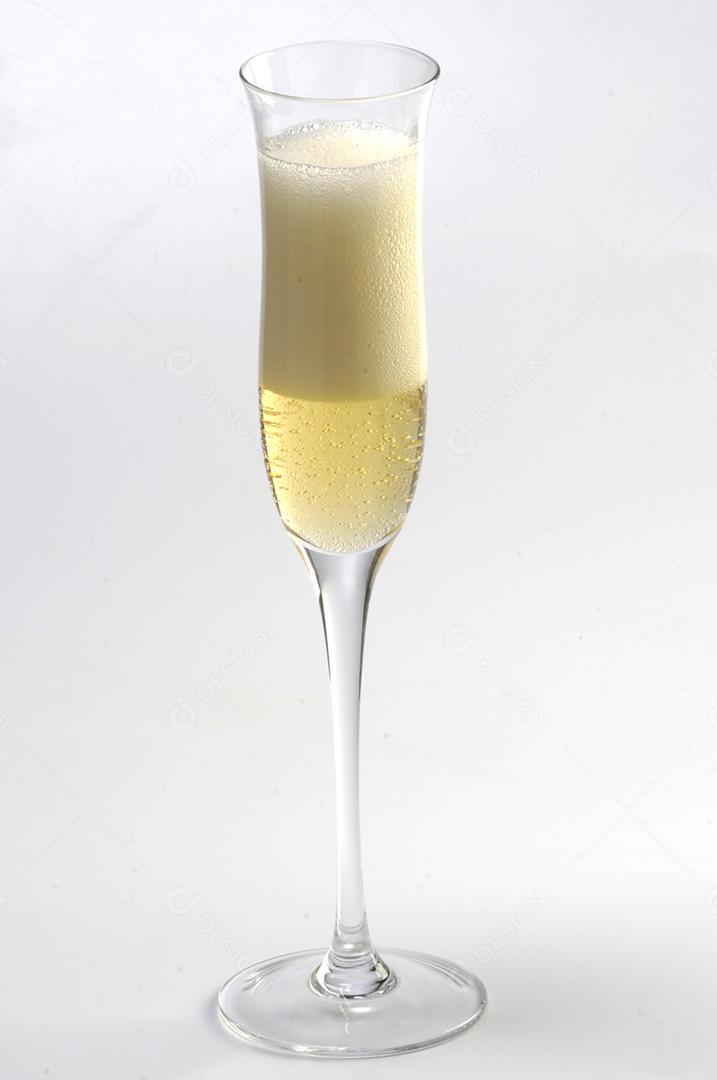 Taças de vidro bebida Champanhe sobre fundo branco isolado