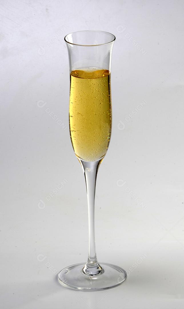 Taças de vidro bebida Champanhe sobre fundo branco isolado