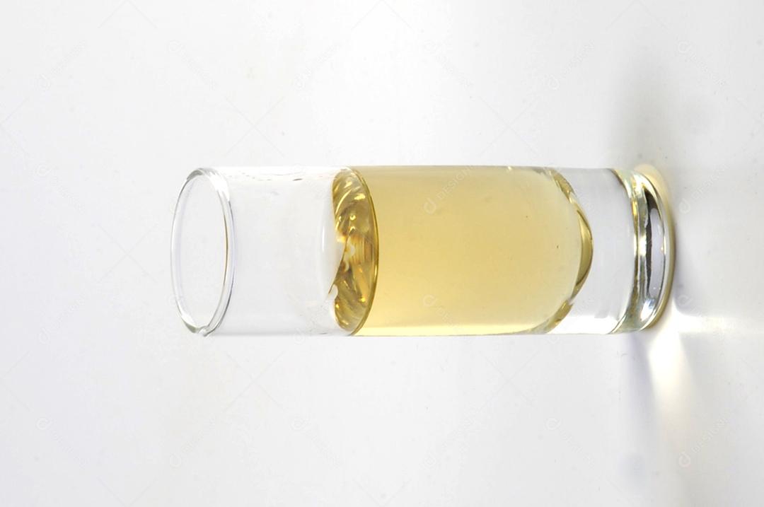 Copo de vidro bebida Champanhe sobre fundo branco isolado