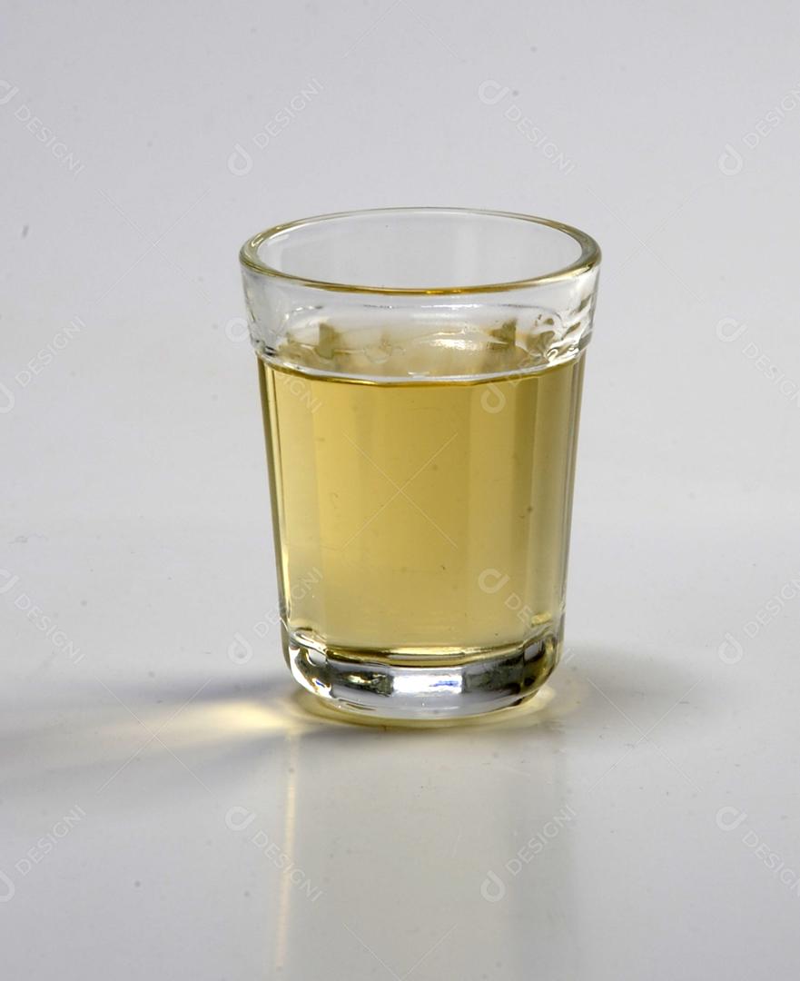 Copo de vidro bebida Champanhe sobre fundo branco isolado