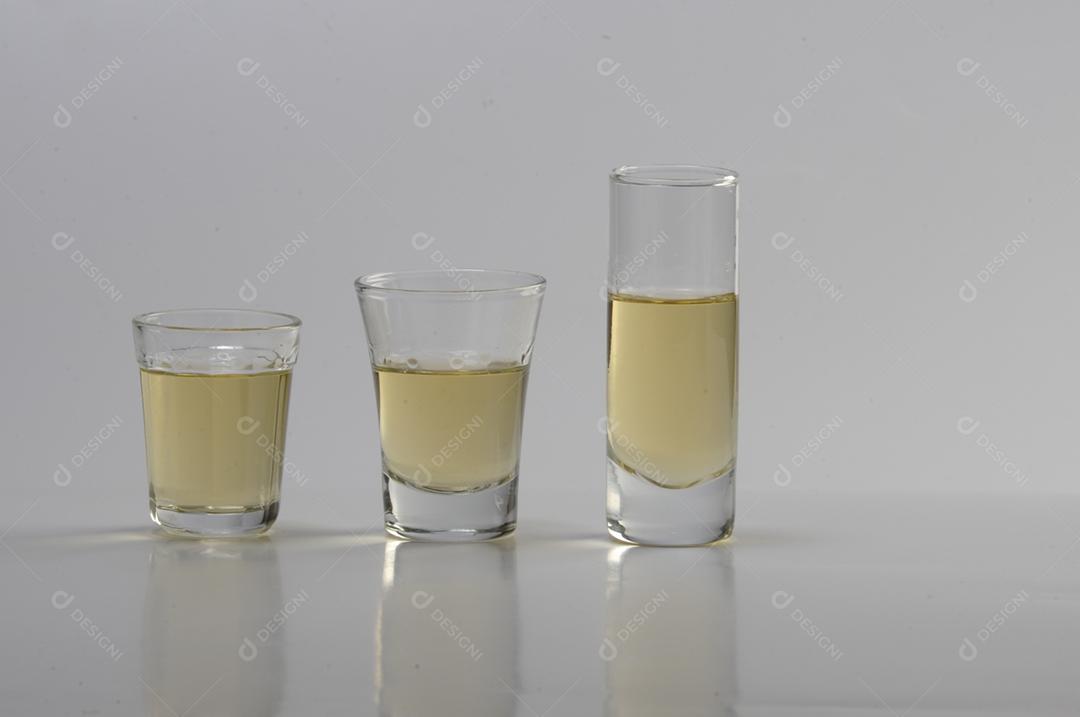 Copo de vidro bebida Champanhe sobre fundo branco isolado