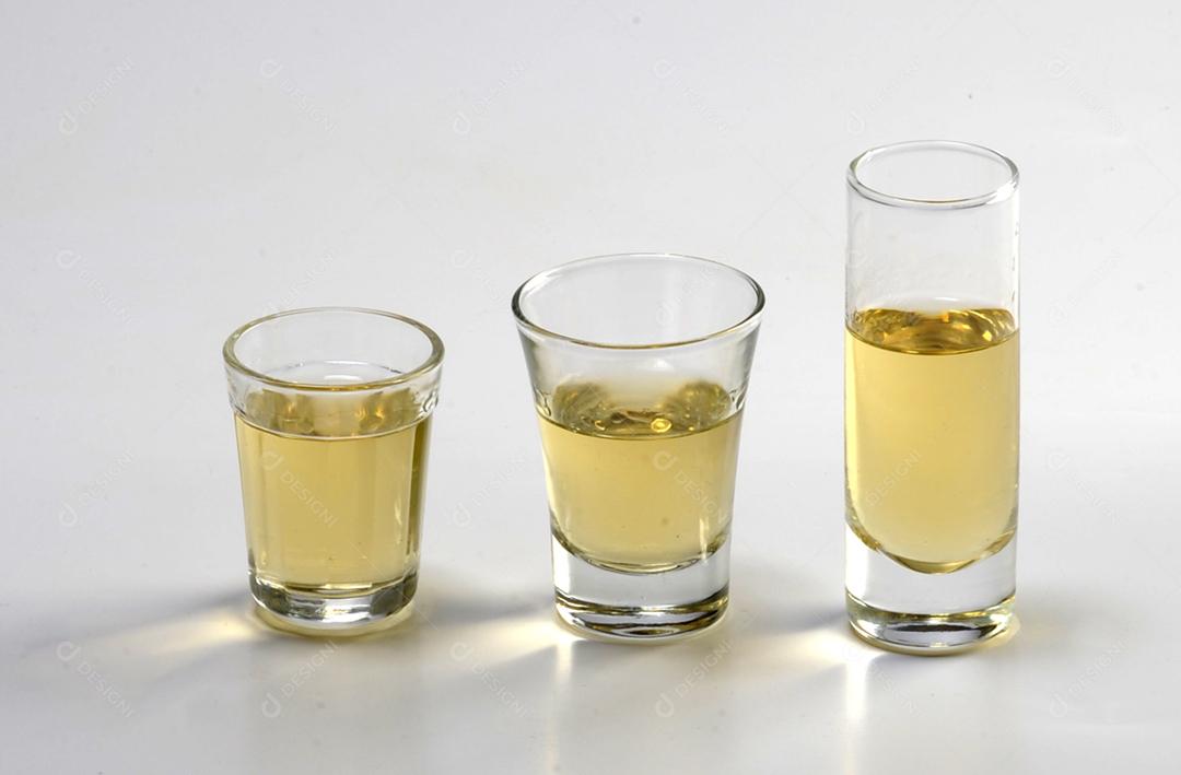 Copo de vidro bebida Champanhe sobre fundo branco isolado