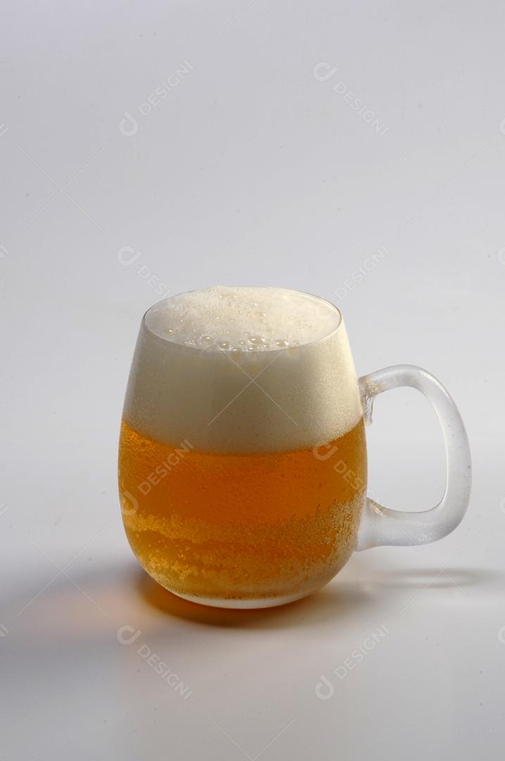 Copo de vidro bebida cerveja sobre fundo branco isolado