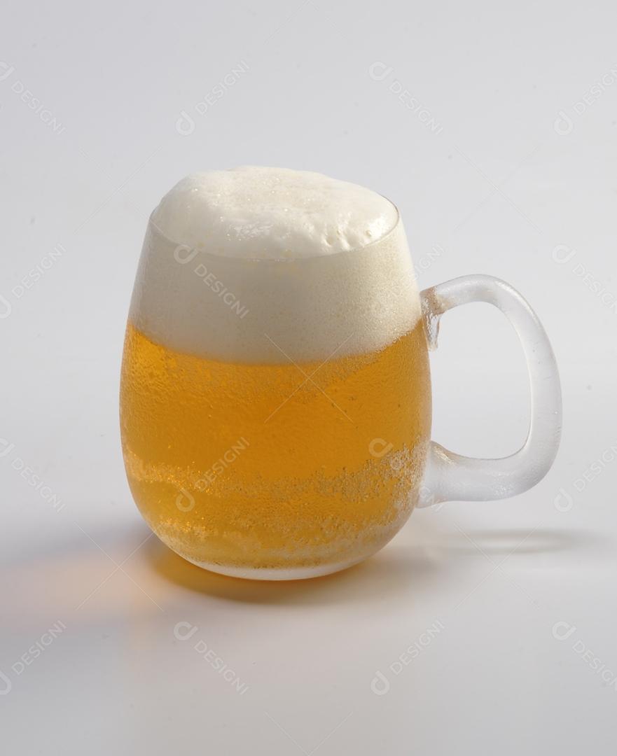 Copo de vidro bebida cerveja sobre fundo branco isolado