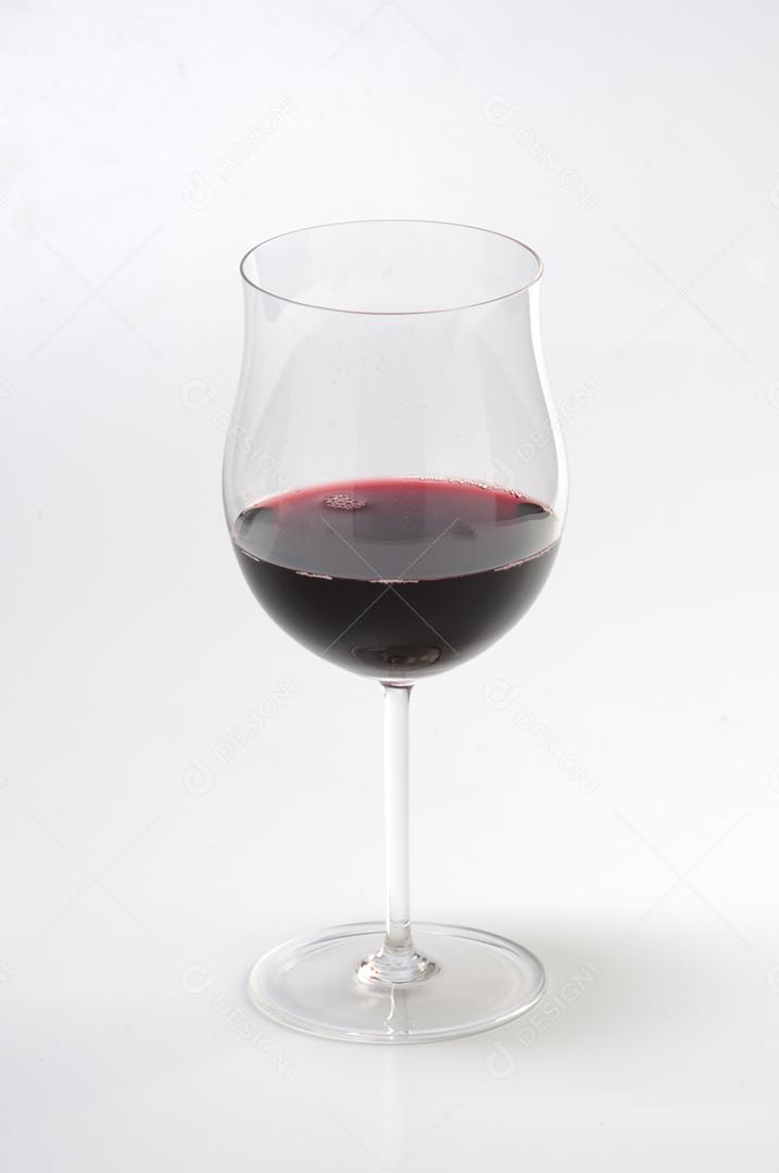 Taça de vidro bebida vinho sobre fundo branco isolado